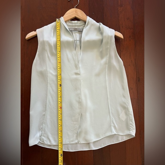 $275 retail VINCE SLEEVELESS DRAPE NECK BLOUSE 100% silk pastel green XS vneck - Picture 3 of 9